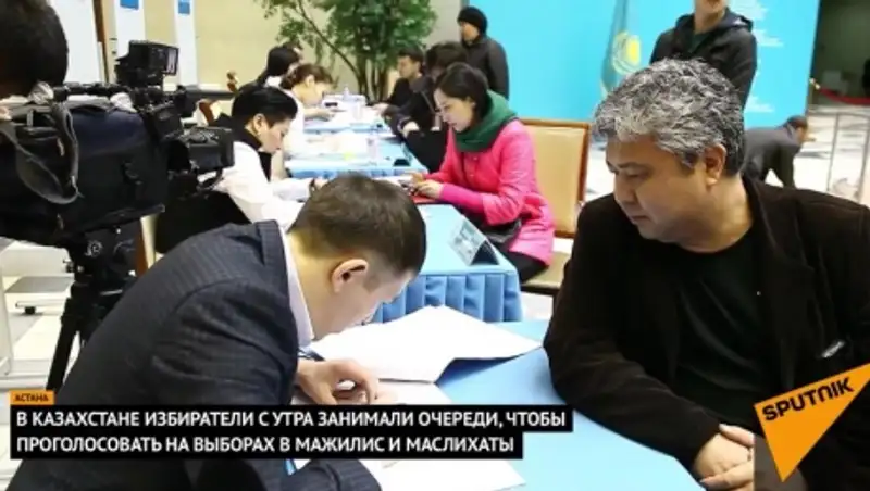 Казахстанцы выстраивались в очередь, чтобы проголосовать на выборах