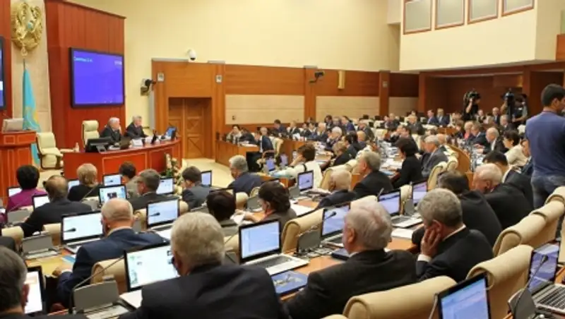 Мажилис согласился с возражениями президента по закону о госслужбе