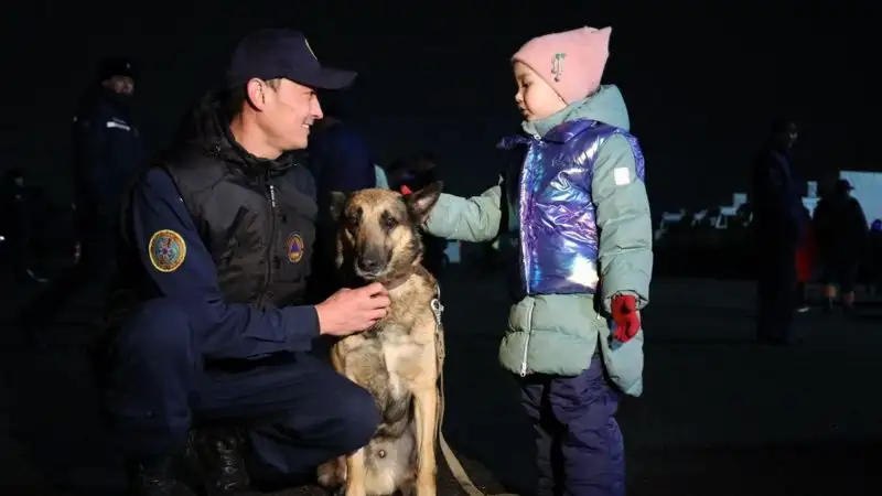 Как встречали спасателей, вернувшихся из Турции, фото - Новости Zakon.kz от 19.02.2023 08:21