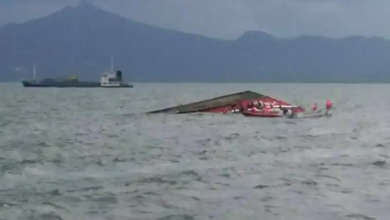 Число жертв крушения парома на Филиппинах возросло до 38