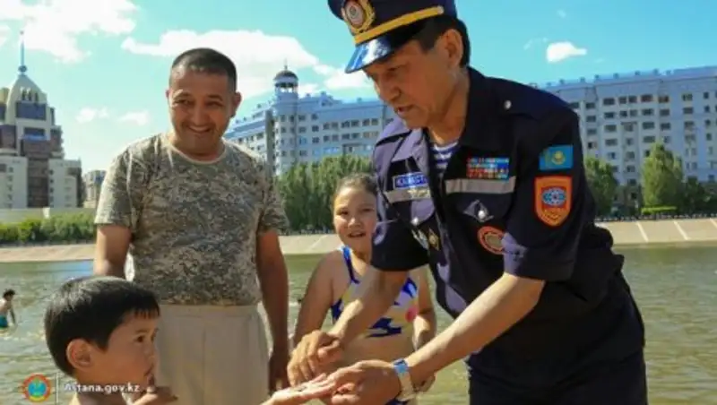 Столичные спасатели знакомят с правилами безопасности на воде