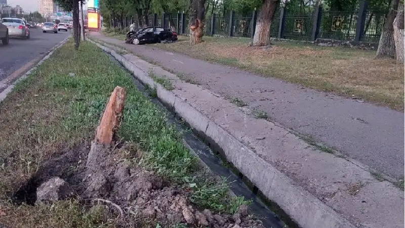 Момент тройного ДТП на проспекте аль-Фараби в Алматы попал на видео