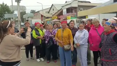 стихийные торговцы устроили митинг, фото - Новости Zakon.kz от 09.09.2023 19:51