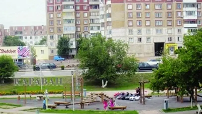 В Караганде детские игровые площадки множатся вблизи автодорог и магистралей