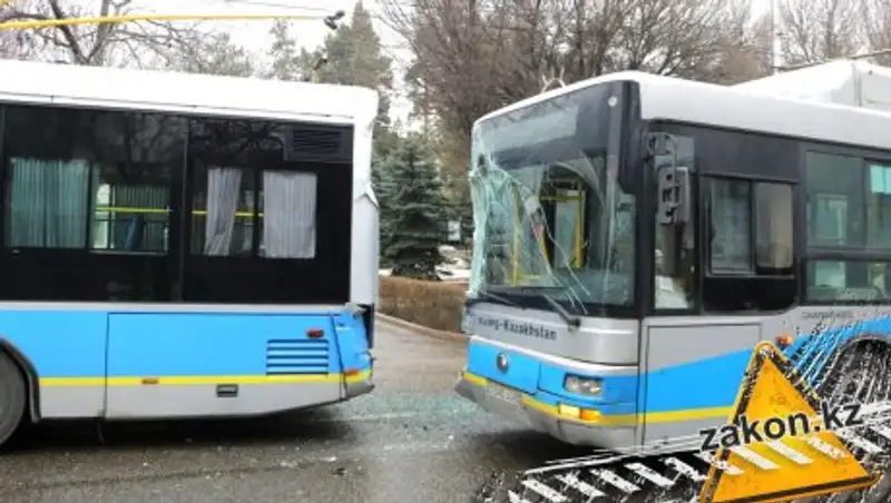 Автобус врезался в троллейбус в Алматы
