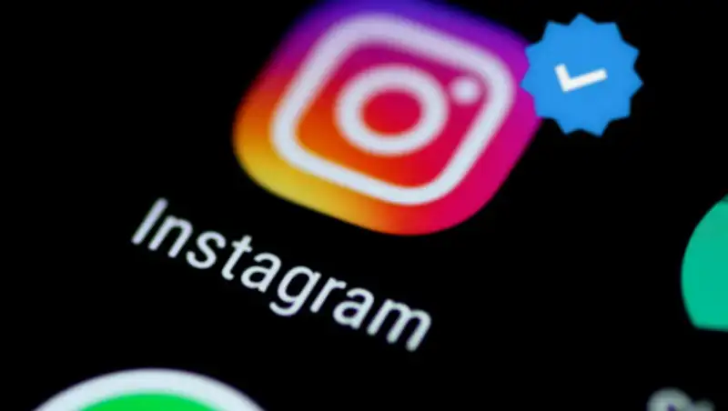 Instagram будет запрашивать паспорт у "подозрительных" аккаунтов