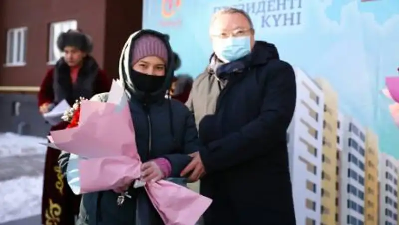 В Актюбинской области многодетным и малообеспеченным семьям вручены ключи от квартир