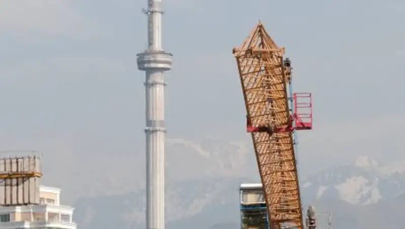 Алматинцев возмутила работа башенного крана над детской площадкой