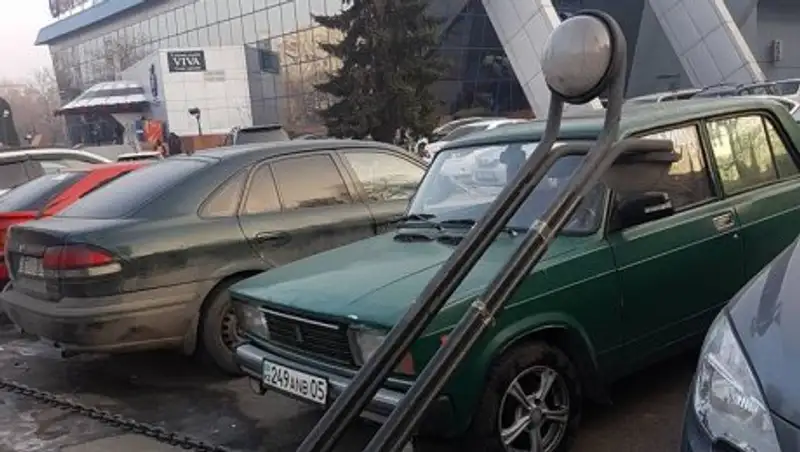 В Алматы женщину покалечил фонарный столб