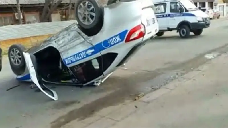 В Павлодаре перевернулась полицейская машина