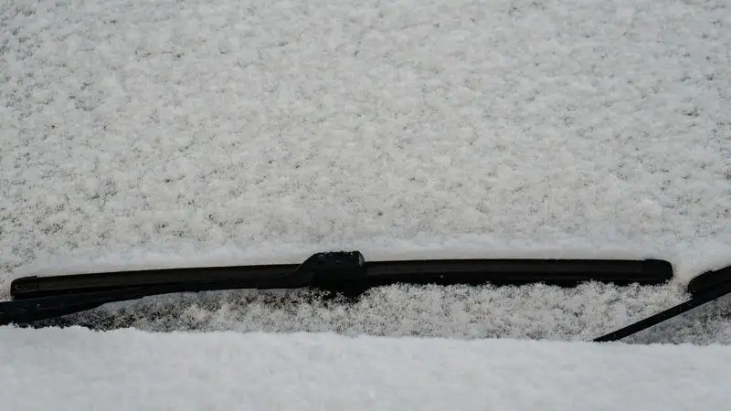 снег