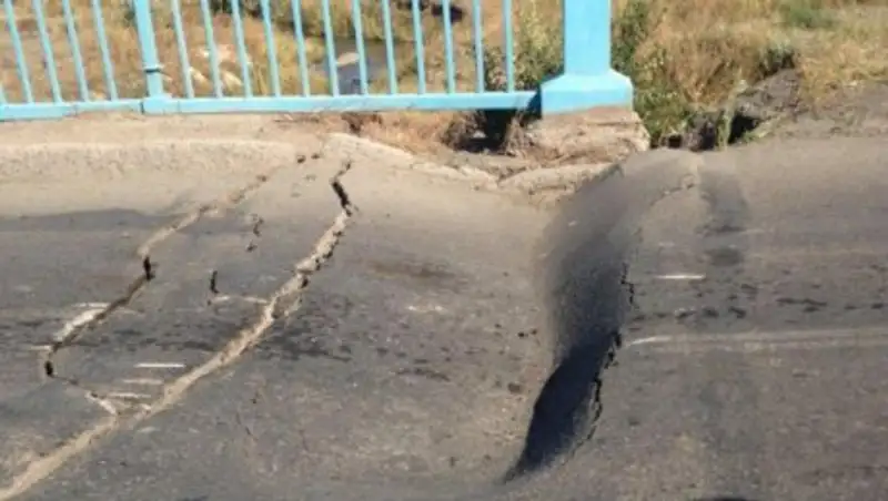 Автомобильный мост закрыли из-за разрушения в Караганде