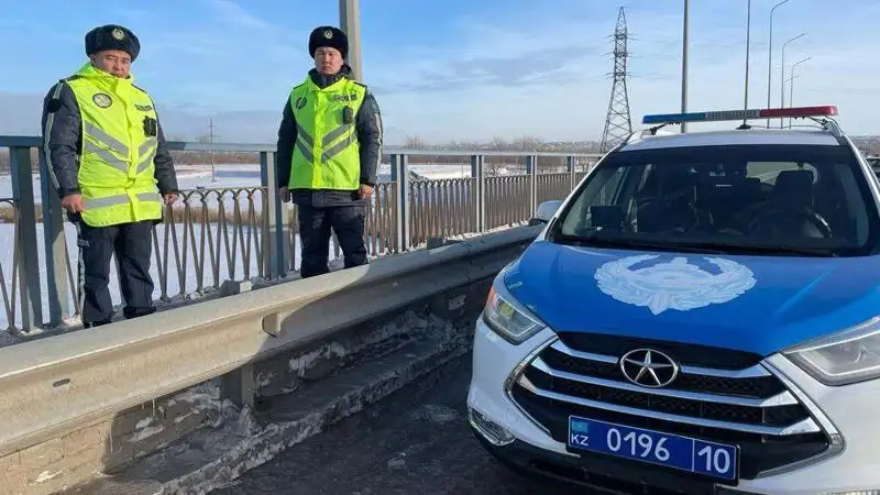 Полицейские ищут смелого костанайца, спасшего женщину от прыжка с моста