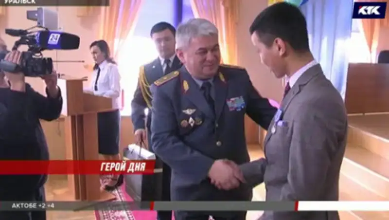 Школьника, вынесшего из горящего дома ребенка, наградили медалью