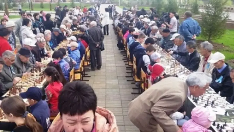 Ветераны Уральска сыграли в шахматы со школьниками 