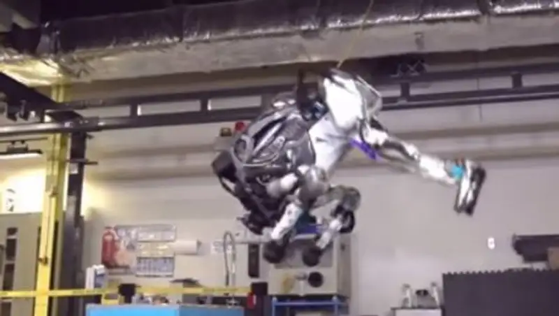 Разработчики научили робота делать сальто назад