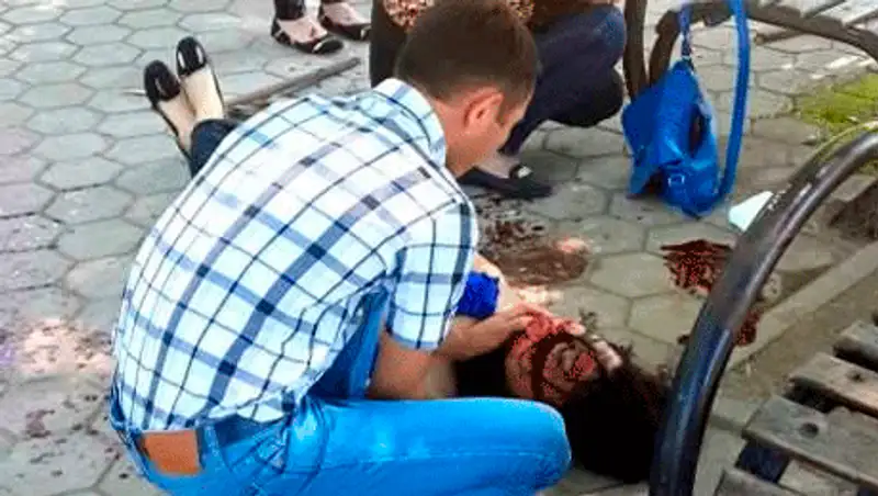 На трех алматинок средь бела дня напали неизвестные мужчины с камнями