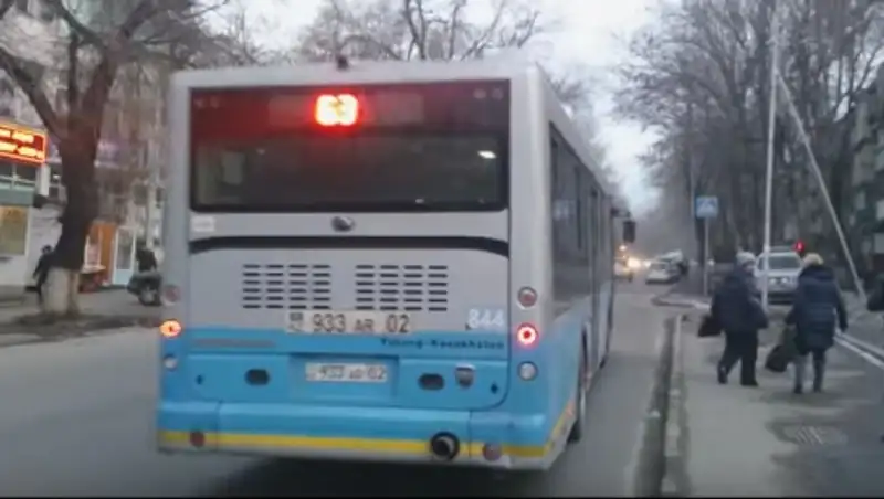 Водитель автобуса в Алматы уволен за непристойное поведение