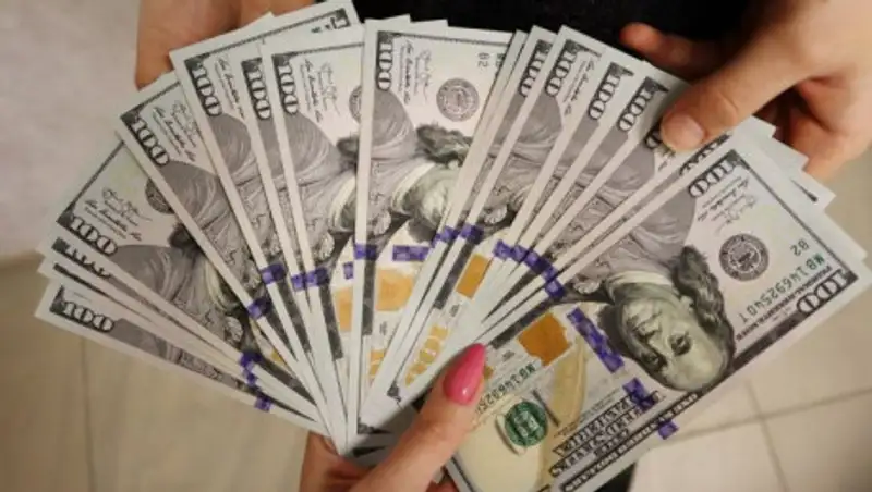 Курс доллара немного снизился