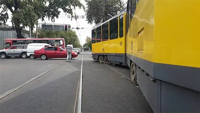 В Алматы трамвай сошел с рельс столкнувшись с КамАЗом