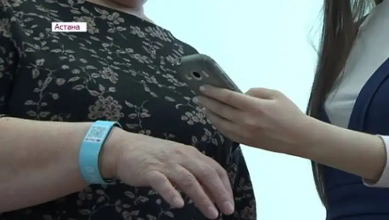Браслеты здоровья бесплатно раздают тяжелобольным жителям Астаны