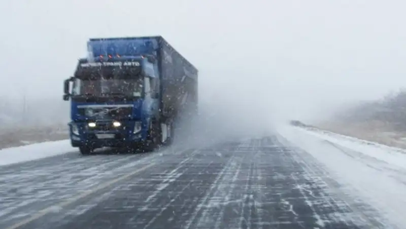В четырех областях РК ограничено движение на автодорогах