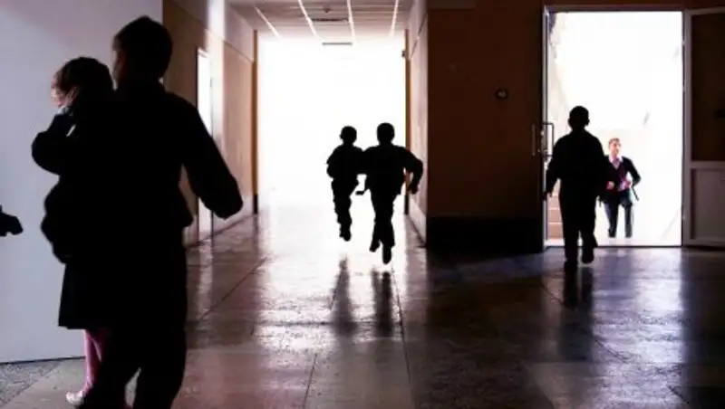 Ученик упал с лестницы в школе и попал в реанимацию