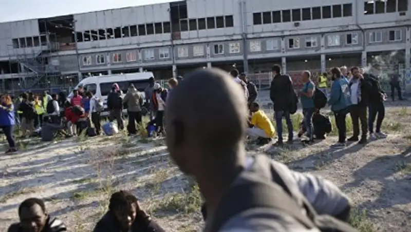 Дочь Жака Ширака отдала его старые костюмы мигрантам