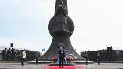 Нур-Султан, монумент «Отан Ана», Касым-Жомарт Токаев, цветы, фото - Новости Zakon.kz от 09.05.2022 12:21