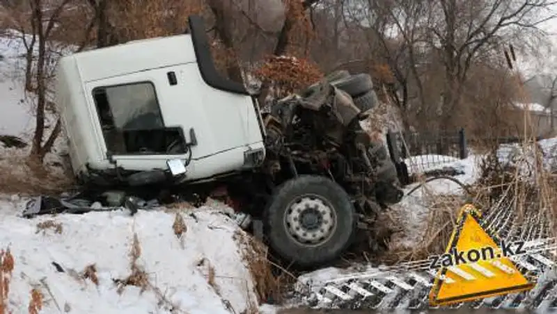 Развалилась после "полета" бетономешалка в Алматы