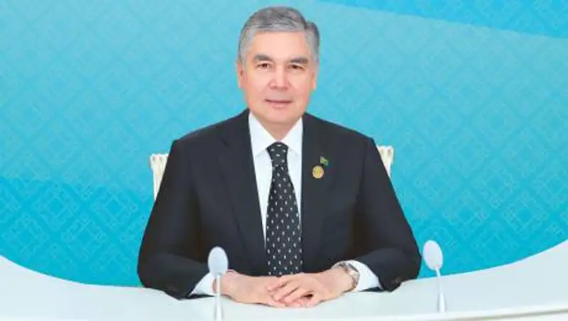 Танцы и шоу с дронами - Бердымухамедов открыл трибуну для парадов