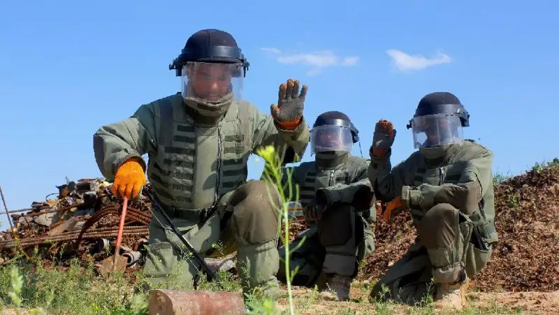 Жамбылская трагедия: спасатели и военные почтили память погибших при взрывах близ Тараза