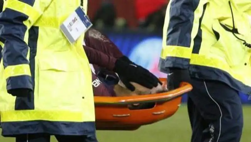 Неймар получил травму и со слезами покинул поле на носилках