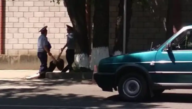 В ДВД Алматы прокомментировали фото, на котором полицейские тащат женщину