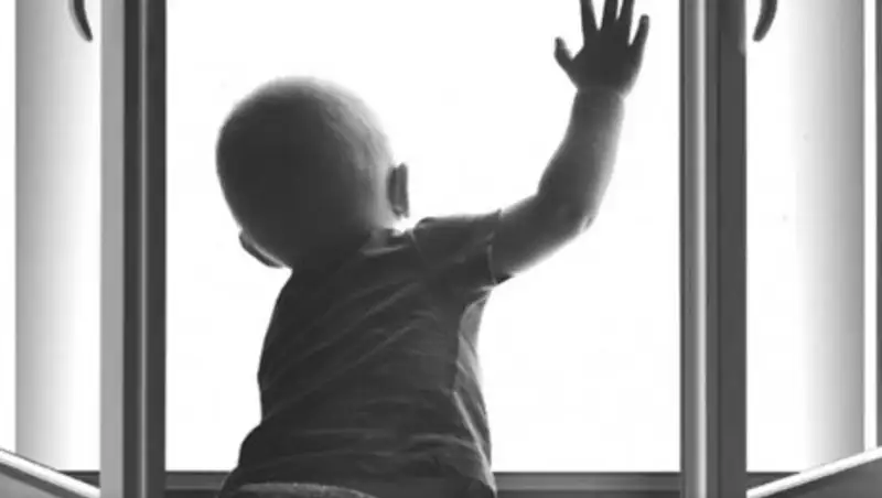 Как обезопасить ребенка от падения из окна