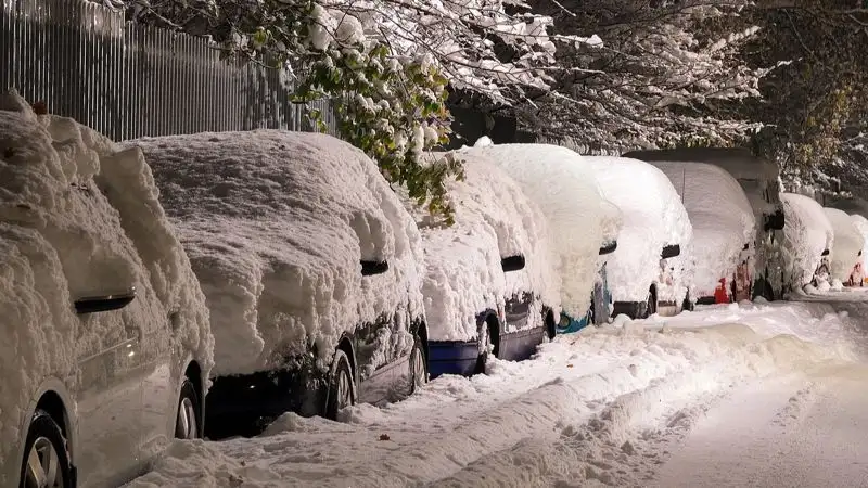 Снег парализовал движение в Ташкенте