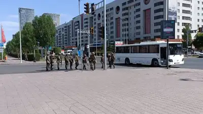 военные, Астана, возле отделения Kaspi, фото - Новости Zakon.kz от 18.06.2023 15:55