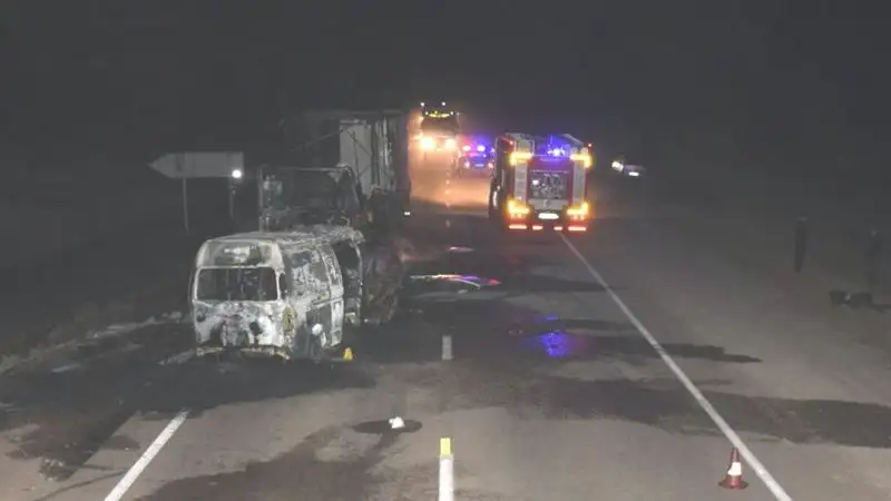 Грузовик и Toyota сгорели после ДТП в СКО: погибли два человека