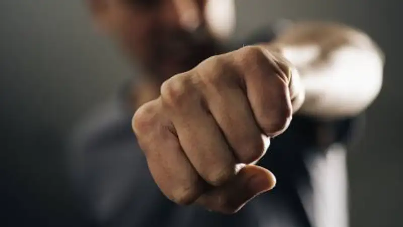 В Семее пьяные жестоко избили подростка и двух взрослых