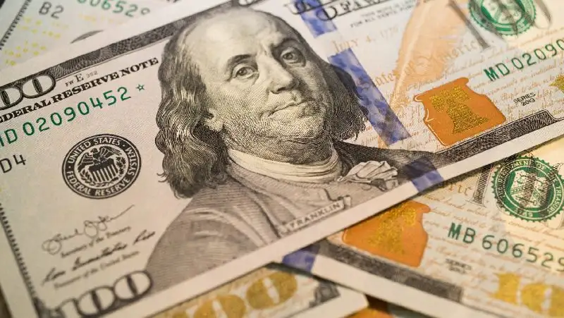 Курс доллара продолжил рост на торгах