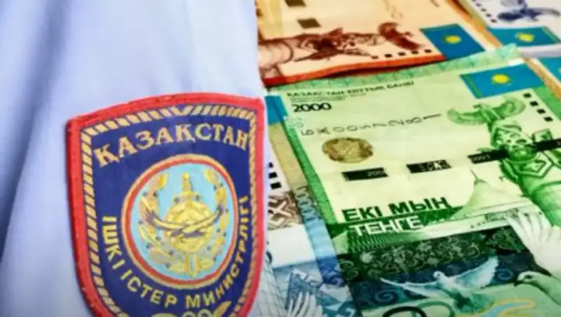 Полицейского подозревают в получении 500 тысяч тенге за покровительство