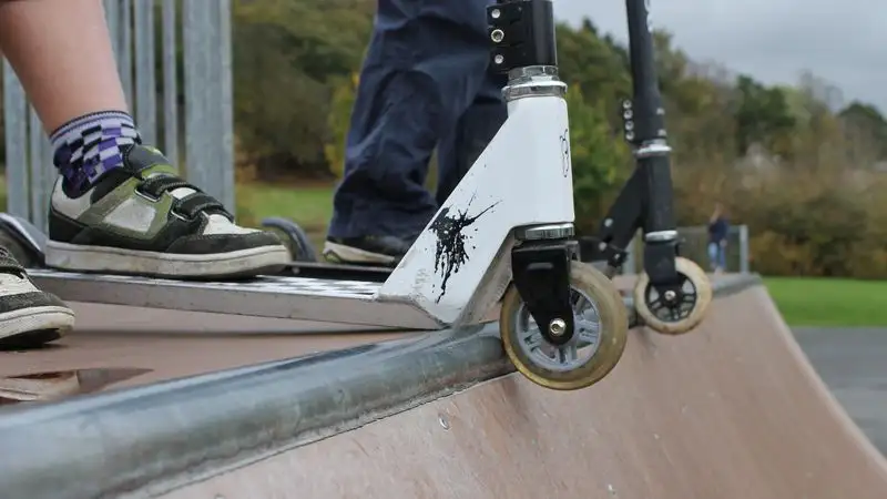 Как научить ребенка правильно падать с самоката