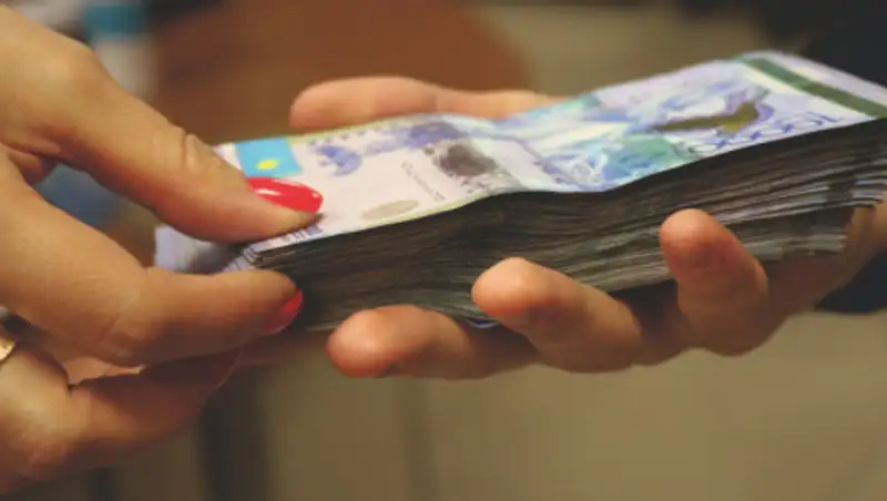 Сотрудников Управления госдоходов Алматы подозревают в получении взяток