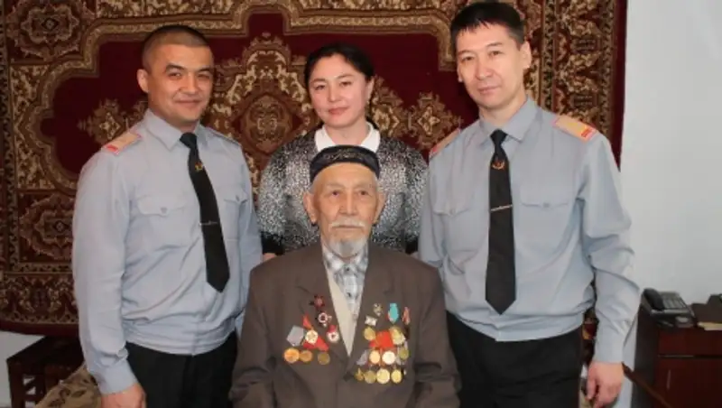 Военнослужащие ВС РК поздравили с 96-летием фронтовика-защитника Ленинграда