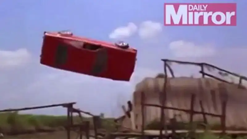 Спешившая женщина-водитель повторила трюк Джеймса Бонда