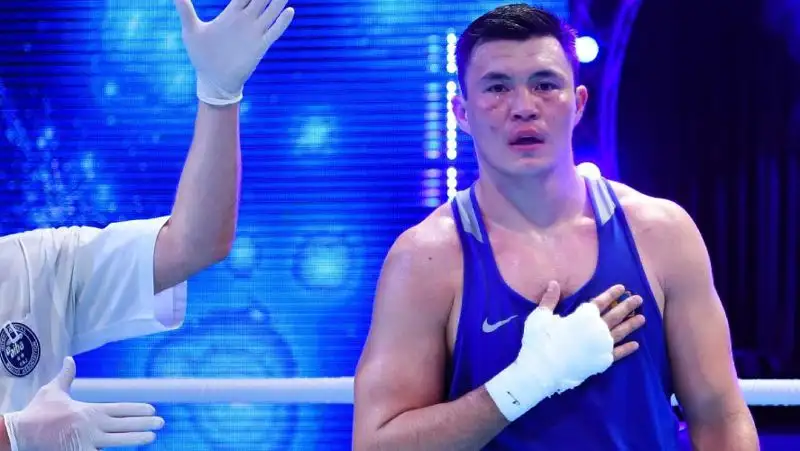 На вечере бокса в Алматы казахстанец нокаутировал узбекского бойца