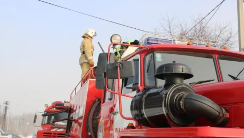 В Астане загорелось общежитие