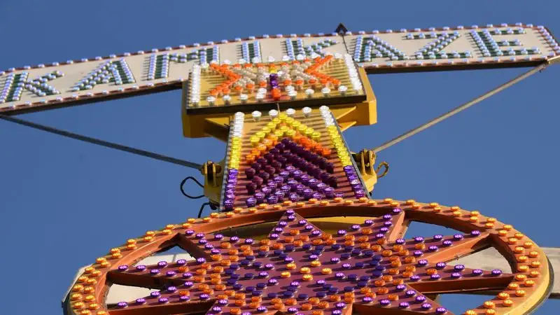 В Бишкеке люди застряли вниз головой на аттракционе "Камикадзе"