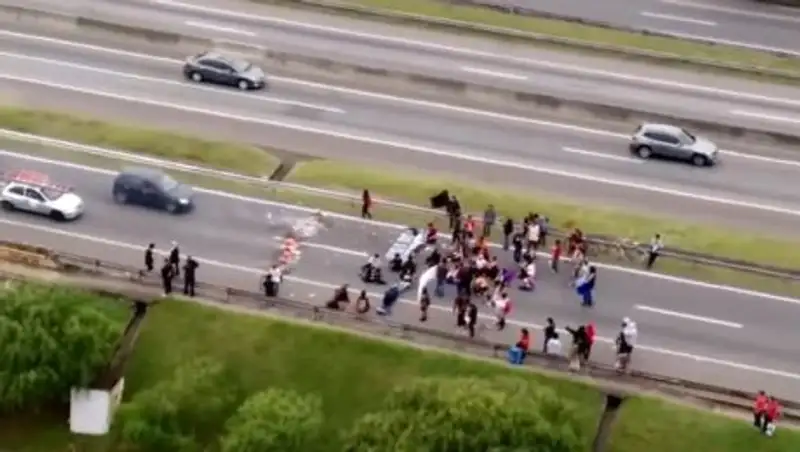 Автомобиль протаранил протестующих в Сан-Паулу