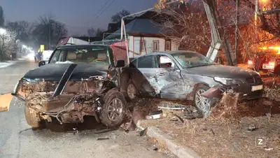 авто, авария, трагедия, столб, фото - Новости Zakon.kz от 10.12.2021 22:37
